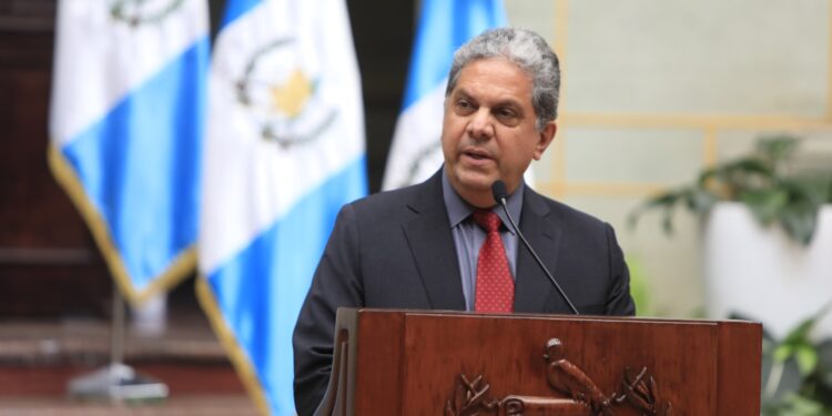 Ministro de Salud, Oscar Cordón, informa sobre la situación por la enfermedad neurológica en el país. /Foto: Noé Pérez