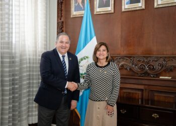 Reunión de trabajo entre la vicepresidenta Karin Herrera y el representante de la ONU, Miguel Barreto. / Foto: Vicepresidencia de la República.