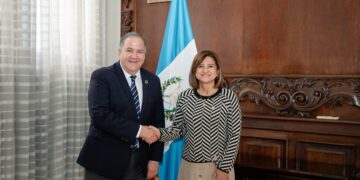 Reunión de trabajo entre la vicepresidenta Karin Herrera y el representante de la ONU, Miguel Barreto. / Foto: Vicepresidencia de la República.