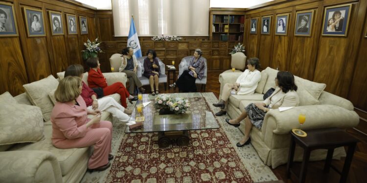 Doctora Lucrecia Peinado se reúne con anteriores primeras damas