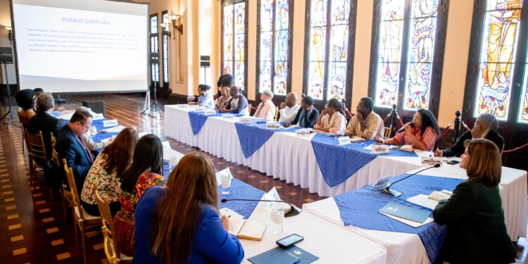 Reunión con grupos garífunas. /Foto: Vicepresidencia de la República.