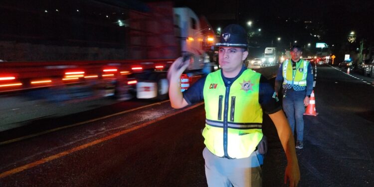 Provial se encarga de regular el transporte pesado mientras está habilitado el carril reversible. / Foto: Provial.