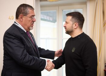 Presidente Arévalo con el presidente Zelensky. / Foto: EFE.