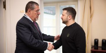 Presidente Arévalo con el presidente Zelensky. / Foto: EFE.