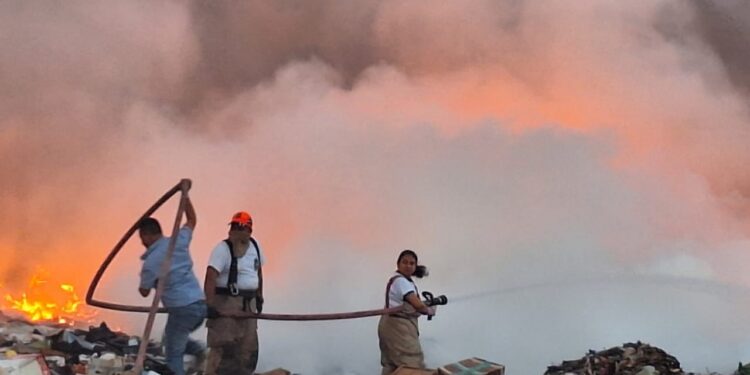 Apagafuegos en el vertedero afectado. / Foto: Cortesía Conred y Abner Salguero.