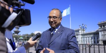 Samuel Ochoa, un guatemalteco que comparte su amor por la marimba. /Foto: Gilber García.