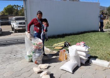 Beneficiada con raciones de alimentos para casos de niños con desnutrición aguda. / Foto: MAGA.