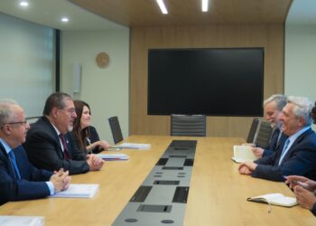Presidente Arévalo se reunió con Filippo Grandi en la sede de ACNUR en Suiza. /Foto: EFE