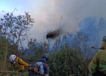 Apagafuegos atendiendo el siniestro en las faldas del volcán de Agua. / Foto: Conred.