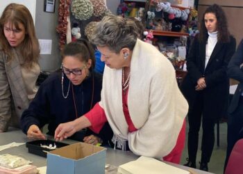 La doctora Peinado recorrió las instalaciones de la fundación A la Par. /Foto: Gobierno de España