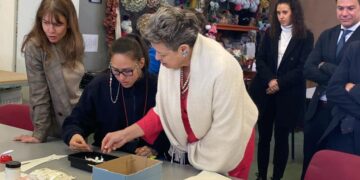 La doctora Peinado recorrió las instalaciones de la fundación A la Par. /Foto: Gobierno de España