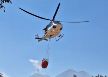Ejército despliega operativo ante incendio en volcán de Agua