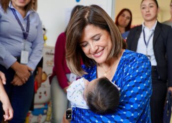 Karin Herrera conoció a niñas que atiende el Refugio de la Niñez en ese centro. / Foto: Vicepresidencia de la República.
