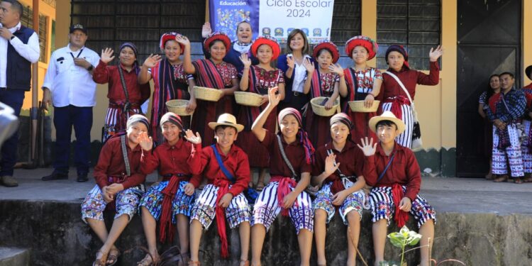 Presidenta en funciones y ministra de Educación inauguran el ciclo escolar 2024. /Foto: Noé Pérez