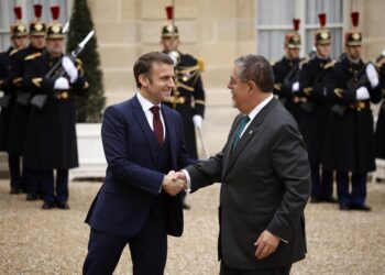 Presidente Arévalo a su arribo a la cita con Emmanuel Macron. / Foto: EFE.