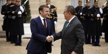 Presidente Arévalo a su arribo a la cita con Emmanuel Macron. / Foto: EFE.