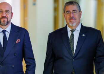 Presidente de Guatemala, Bernardo Arévalo, con presidente del Consejo Europeo, Charles Michel. / Foto: EFE.