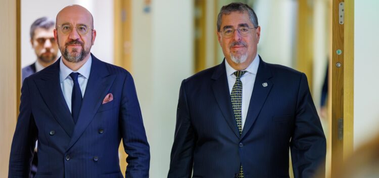 Presidente de Guatemala, Bernardo Arévalo, con presidente del Consejo Europeo, Charles Michel. / Foto: EFE.