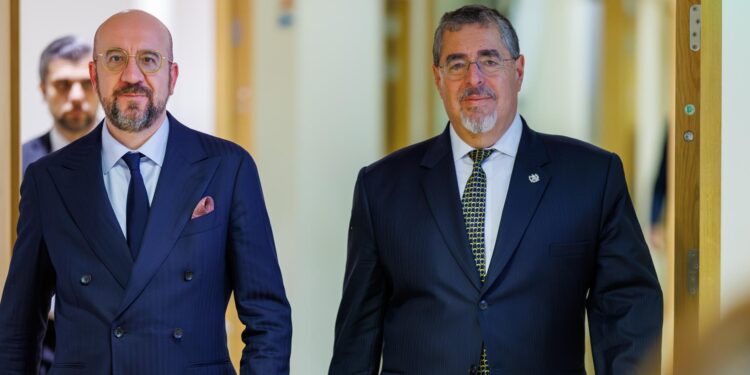 Presidente de Guatemala, Bernardo Arévalo, con presidente del Consejo Europeo, Charles Michel. / Foto: EFE.