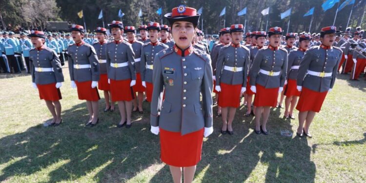 Mandatario destaca el papel de las mujeres en las filas del Ejército de Guatemala