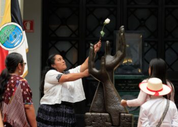 Cambio de la Rosa de la Paz estuvo a cargo de Elvia Antonieta Sep Quej. /Foto: Gilber García