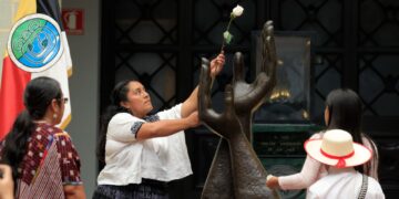 Cambio de la Rosa de la Paz estuvo a cargo de Elvia Antonieta Sep Quej. /Foto: Gilber García