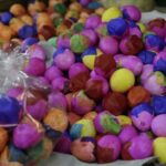 Venta de coloridos cascarones anuncia la llegada del carnaval en Guatemala