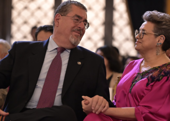 Presidente Arévalo y doctora Peinado en el Concierto del Amor. / Foto: Álvaro Interiano.