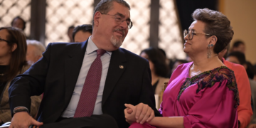 Presidente Arévalo y doctora Peinado en el Concierto del Amor. / Foto: Álvaro Interiano.