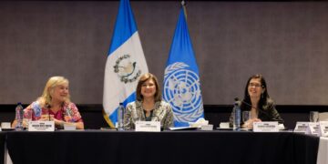 Presidenta en funciones en reunión con funcionarias y ONU Mujeres, / Foto: Gilber García.