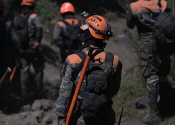 Brigadistas se esfuerzan para apagar los incendios activos en el país. /Foto: Álvaro Interiano