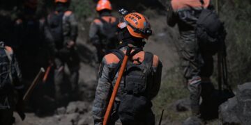 Brigadistas se esfuerzan para apagar los incendios activos en el país. /Foto: Álvaro Interiano