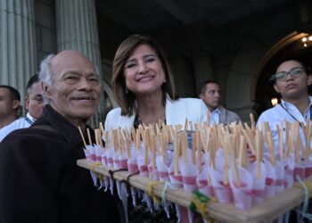 Karin Herrera saluda a los fieles católicos frente al Palacio Nacional. /Foto: Álvaro Interiano.