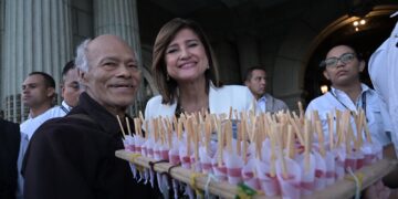 Karin Herrera saluda a los fieles católicos frente al Palacio Nacional. /Foto: Álvaro Interiano.