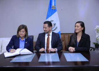 Karin Herrera (izquierda) firma el acta que la acredita como Presidenta en funciones. /Foto: Gilber García.