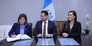 Karin Herrera (izquierda) firma el acta que la acredita como Presidenta en funciones. /Foto: Gilber García.