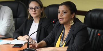 Lorena Gobern, directora de epidemiología del Ministerio de Salud informa sobre casos de la enfermedad inmunológica aguda sospechoso Guillain Barré. /Foto: Carlos Jacinto