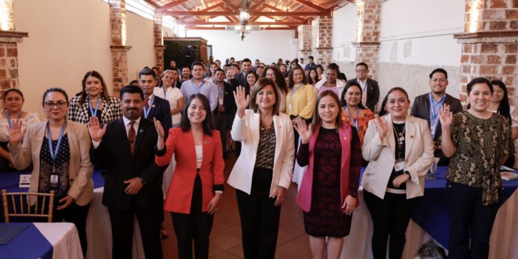 Karin Herrera (centro) participó en la inauguración del Plan Nacional para Prevenir la Violencia Sexual, Explotación y Trata de Personas. /Foto: Dickéns Zamora