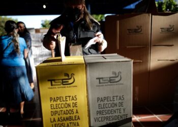 Celebran elecciones presidenciales y legislativas en El Salvador