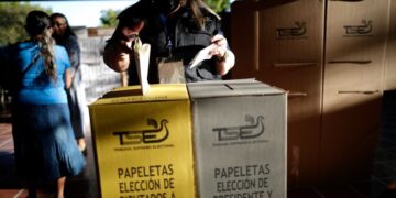 Celebran elecciones presidenciales y legislativas en El Salvador