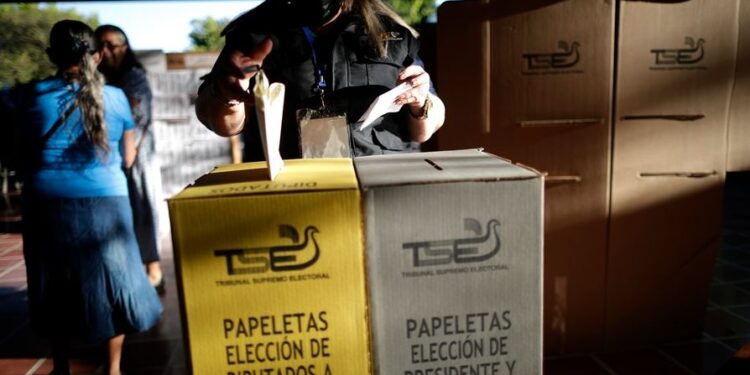 Celebran elecciones presidenciales y legislativas en El Salvador