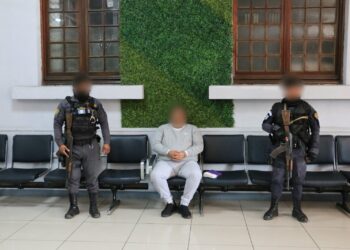 Agentes policiales custodiando a Yuris Yobani López Lucas. / Foto: Mingob.