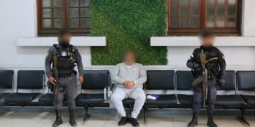 Agentes policiales custodiando a Yuris Yobani López Lucas. / Foto: Mingob.