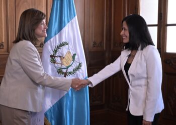 La presidenta en funciones, Karin Herrera (izquierda), juramentó a Ana Silvia Muñoz (derecha) como nueva subdirectora de Seccatid. /Foto: Álvaro Interiano.