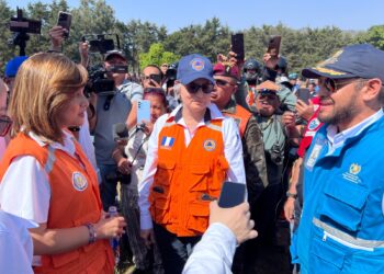 Karin Herrera supervisa puesto de control en las faldas del volcán de Agua. /Foto: Libertad Garrido