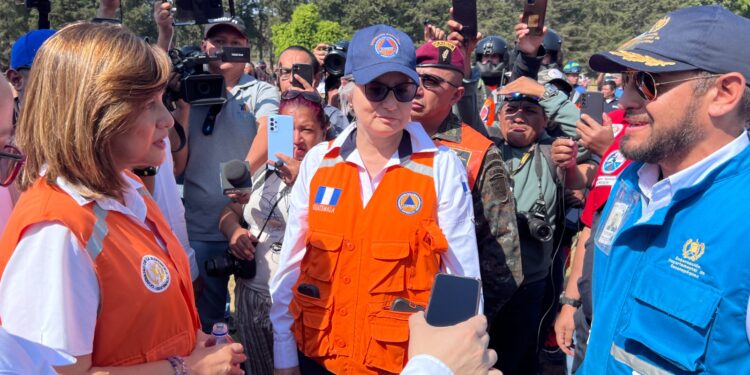 Karin Herrera supervisa puesto de control en las faldas del volcán de Agua. /Foto: Libertad Garrido