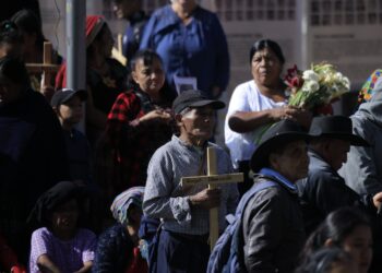 Guatemaltecos hacen homenaje a sus seres queridos desaparecidos durante el conflicto armado interno. /Foto: Gilber García