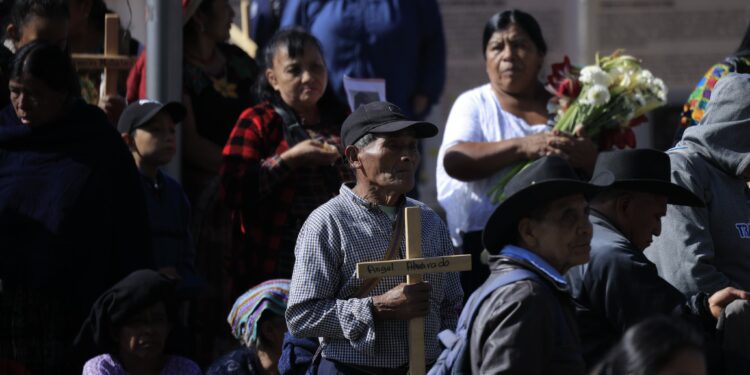Guatemaltecos hacen homenaje a sus seres queridos desaparecidos durante el conflicto armado interno. /Foto: Gilber García