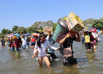 Guatemaltecos aprovechan la festividad para alimentar su devoción y abastecerse con productos mexicanos. / Foto: EFE.