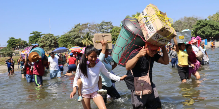 Guatemaltecos aprovechan la festividad para alimentar su devoción y abastecerse con productos mexicanos. / Foto: EFE.